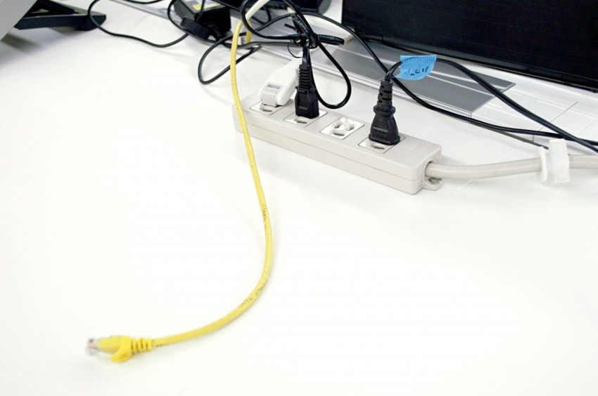 出張社員向けに十分な電源タップとLANケーブルを用意しています!