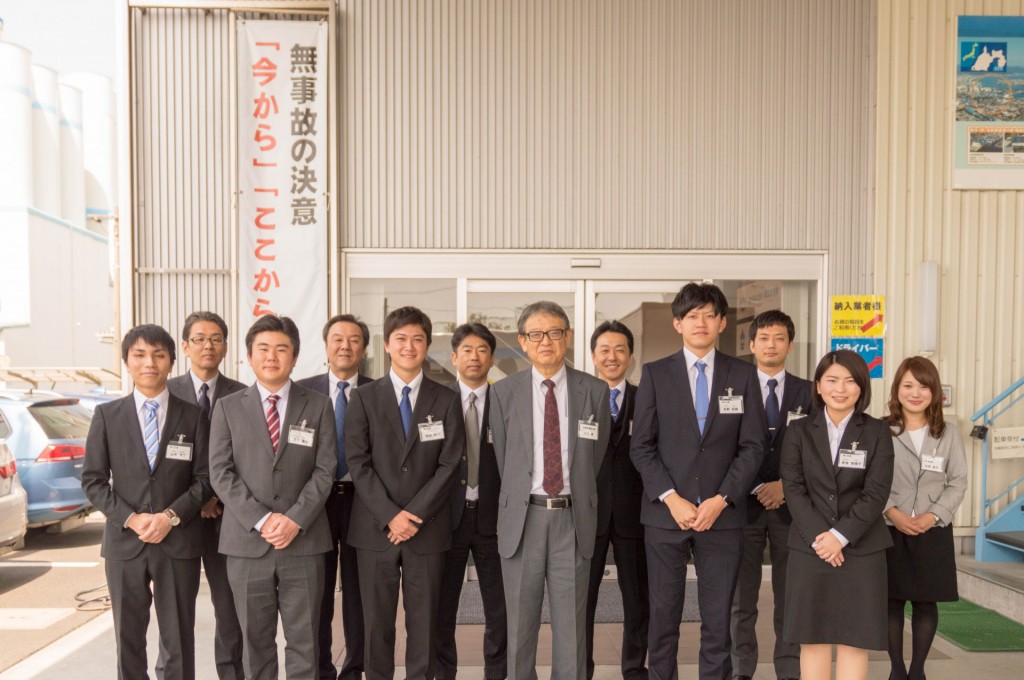 2019年新入社員と社長、役員集合写真
